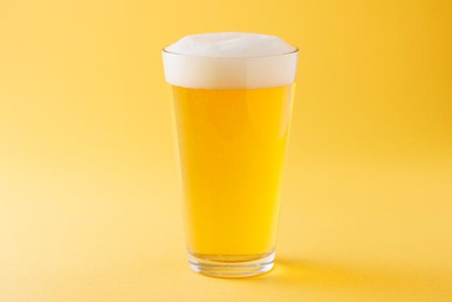 写真：グラスに入った泡だったビール