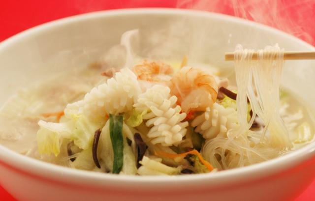 写真：魚介と野菜の入ったスープの太平燕